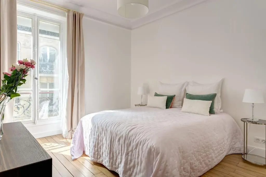 Elegant 4-room Near Arc De Triomphe And Palais Des Congres Apartment Paris